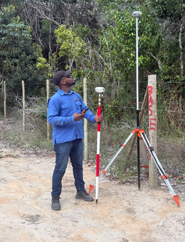 Coleta de vértices em divisa de propriedade com receptor GNSS.