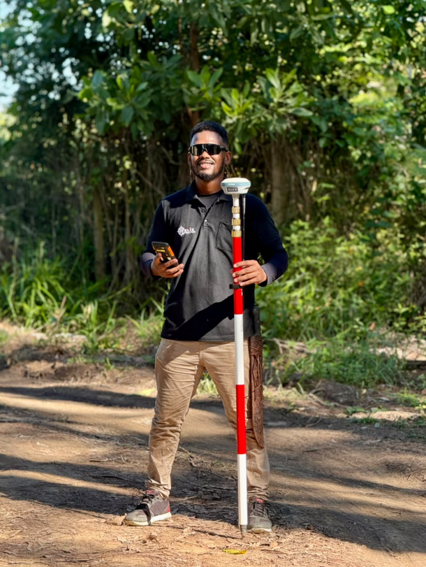 Profissional da Félix Topografia pronto para o levantamento.